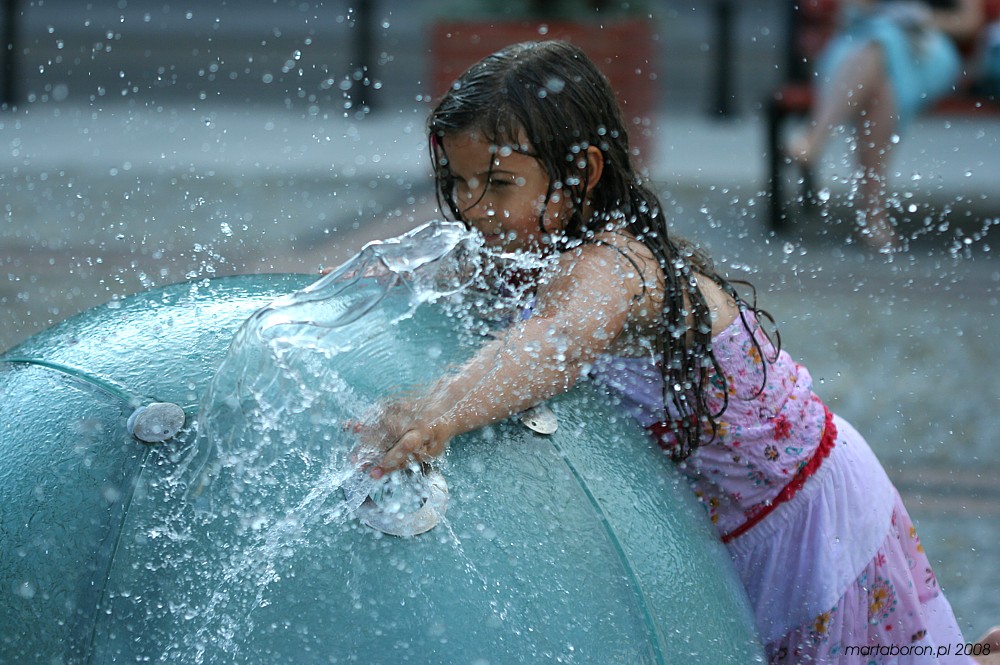 Dziewczynka przy fontannie
Wrocław
Słowa kluczowe: woda,dziecko,niebieski