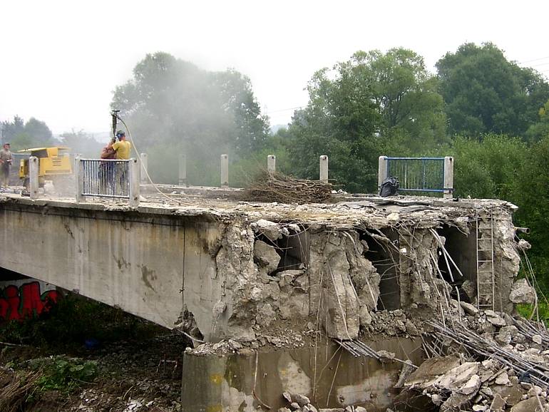 Rozbiórka mostu
Rzeka Skawa, Zator, Małopolska
Słowa kluczowe: budynek