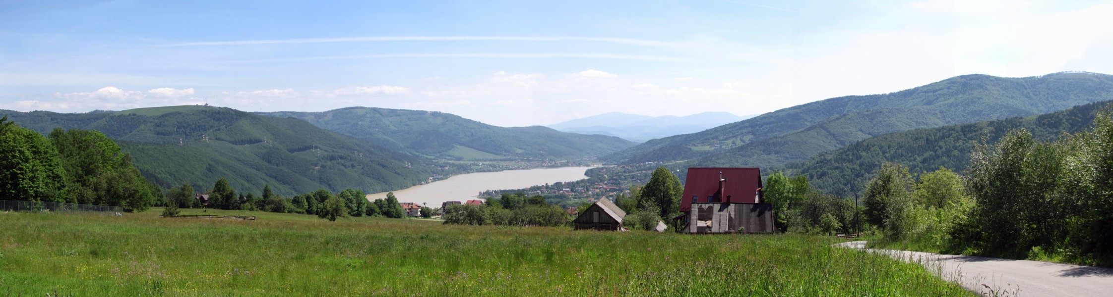 Widok z Chrobaczej Łąki na Jezioro Międzybrodzkie i górę Żar
[i]Photo by G.W.[/i]
Słowa kluczowe: panorama,góry,lato